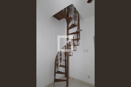Escada de casa para alugar com 2 quartos, 55m² em Penha Circular, Rio de Janeiro
