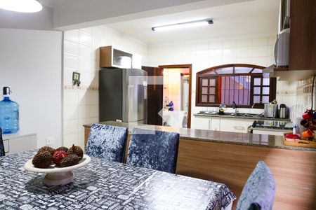 Casa à venda com 180m², 4 quartos e 2 vagas Casa à venda com 180m², 4 quartos e 2 vagasCozinha e Sala de Jantar