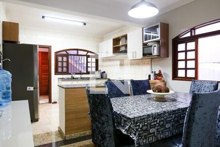 Casa à venda com 180m², 4 quartos e 2 vagas Casa à venda com 180m², 4 quartos e 2 vagasCozinha e Sala de Jantar