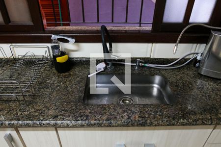 Casa à venda com 180m², 4 quartos e 2 vagas Casa à venda com 180m², 4 quartos e 2 vagasCozinha e Sala de Jantar