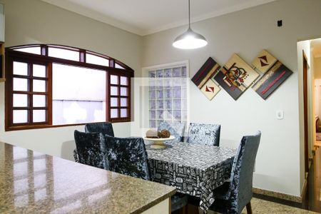 Casa à venda com 180m², 4 quartos e 2 vagas Casa à venda com 180m², 4 quartos e 2 vagasCozinha e Sala de Jantar