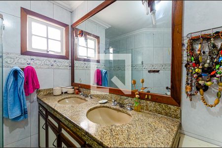 Casa de condomínio à venda com 260m², 3 quartos e 4 vagas Casa de condomínio à venda com 260m², 3 quartos e 4 vagasBanheiro da Suíte