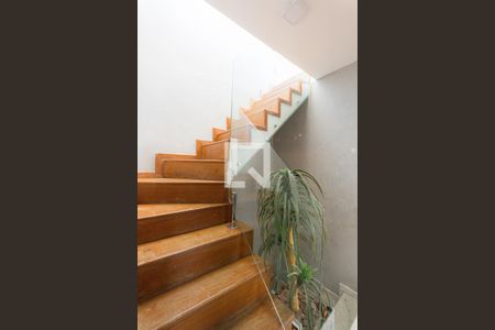 Casa de condomínio à venda com 215m², 3 quartos e 3 vagasEscada