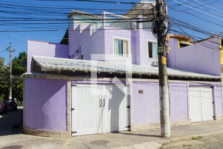Casa de condomínio à venda com 215m², 3 quartos e 3 vagasFachada