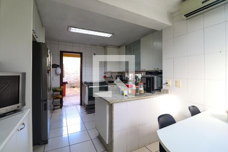 Casa de condomínio à venda com 450m², 5 quartos e 4 vagas Casa de condomínio à venda com 450m², 5 quartos e 4 vagasCozinha