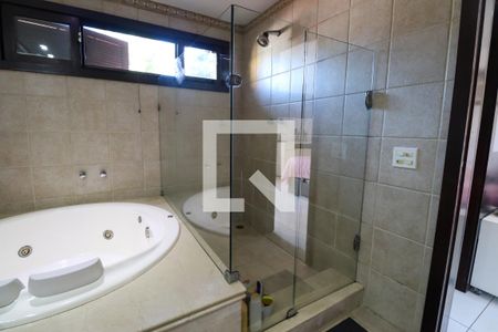 Casa de condomínio à venda com 450m², 5 quartos e 4 vagas Casa de condomínio à venda com 450m², 5 quartos e 4 vagasBanheiro da Suíte master