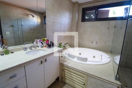 Casa de condomínio à venda com 450m², 5 quartos e 4 vagas Casa de condomínio à venda com 450m², 5 quartos e 4 vagasBanheiro da Suíte master