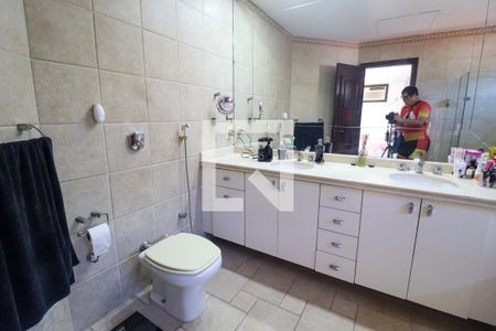 Casa de condomínio à venda com 450m², 5 quartos e 4 vagas Casa de condomínio à venda com 450m², 5 quartos e 4 vagasBanheiro da Suíte master