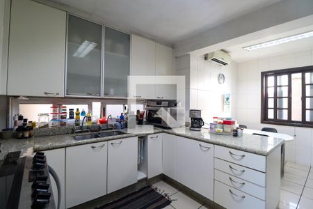 Casa de condomínio à venda com 450m², 5 quartos e 4 vagas Casa de condomínio à venda com 450m², 5 quartos e 4 vagasCozinha