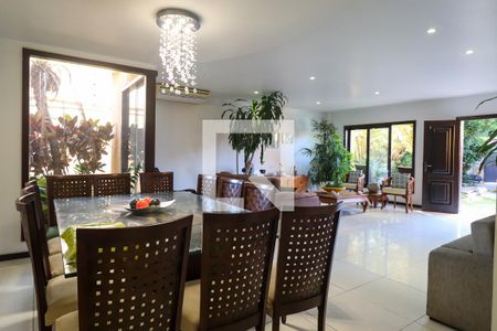 Casa de condomínio à venda com 450m², 5 quartos e 4 vagas Casa de condomínio à venda com 450m², 5 quartos e 4 vagasSala