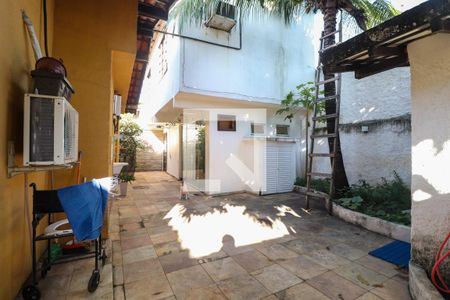 Casa de condomínio à venda com 450m², 5 quartos e 4 vagas Casa de condomínio à venda com 450m², 5 quartos e 4 vagasQuintal