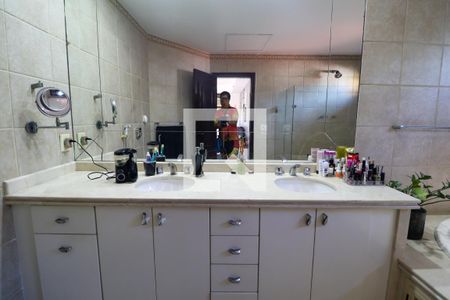 Casa de condomínio à venda com 450m², 5 quartos e 4 vagas Casa de condomínio à venda com 450m², 5 quartos e 4 vagasBanheiro da Suíte master