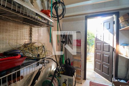 Casa de condomínio à venda com 450m², 5 quartos e 4 vagas Casa de condomínio à venda com 450m², 5 quartos e 4 vagasDispensa