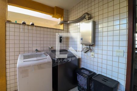 Casa de condomínio à venda com 450m², 5 quartos e 4 vagas Casa de condomínio à venda com 450m², 5 quartos e 4 vagasÁrea de Serviço