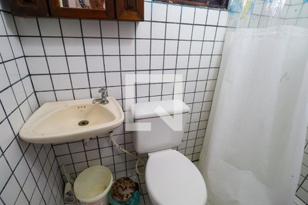 Casa de condomínio à venda com 450m², 5 quartos e 4 vagas Casa de condomínio à venda com 450m², 5 quartos e 4 vagasBanheiro de Serviço