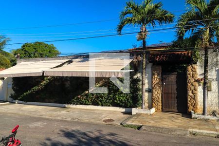 Casa de condomínio à venda com 450m², 5 quartos e 4 vagas Casa de condomínio à venda com 450m², 5 quartos e 4 vagasFachada