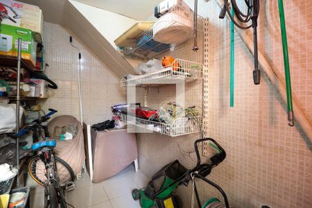 Casa de condomínio à venda com 450m², 5 quartos e 4 vagas Casa de condomínio à venda com 450m², 5 quartos e 4 vagasDispensa