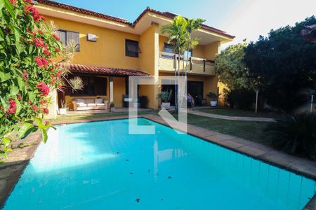 Casa de condomínio à venda com 450m², 5 quartos e 4 vagas Casa de condomínio à venda com 450m², 5 quartos e 4 vagasPiscina