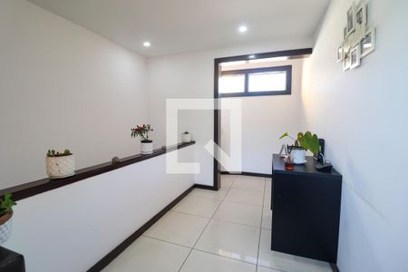 Casa de condomínio à venda com 450m², 5 quartos e 4 vagas Casa de condomínio à venda com 450m², 5 quartos e 4 vagasCorredor da Escada