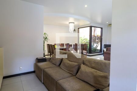 Casa de condomínio à venda com 450m², 5 quartos e 4 vagas Casa de condomínio à venda com 450m², 5 quartos e 4 vagasSala