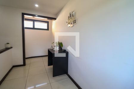 Casa de condomínio à venda com 450m², 5 quartos e 4 vagas Casa de condomínio à venda com 450m², 5 quartos e 4 vagasCorredor da Escada