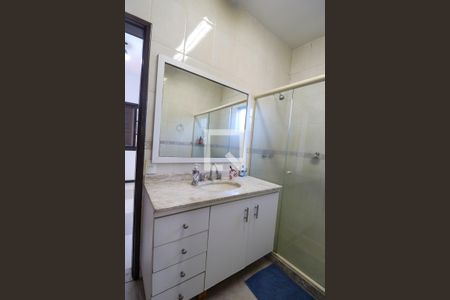 Casa de condomínio à venda com 450m², 5 quartos e 4 vagas Casa de condomínio à venda com 450m², 5 quartos e 4 vagasBanheiro da Suíte 2 e 3