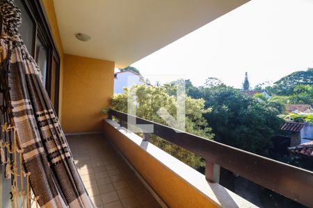 Casa de condomínio à venda com 450m², 5 quartos e 4 vagas Casa de condomínio à venda com 450m², 5 quartos e 4 vagasVaranda da Suíte master