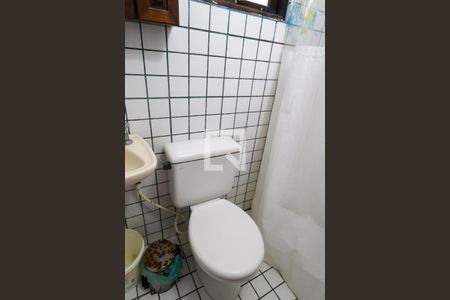 Casa de condomínio à venda com 450m², 5 quartos e 4 vagas Casa de condomínio à venda com 450m², 5 quartos e 4 vagasBanheiro de Serviço