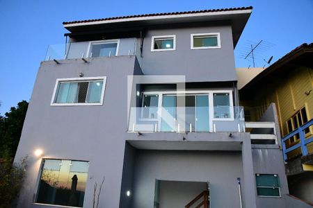 Casa de condomínio para alugar com 395m², 3 quartos e 3 vagasFundos