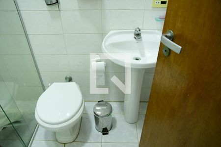 Casa de condomínio para alugar com 395m², 3 quartos e 3 vagasBanheiro de Serviço