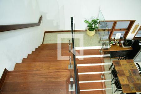 Casa de condomínio para alugar com 395m², 3 quartos e 3 vagasEscada