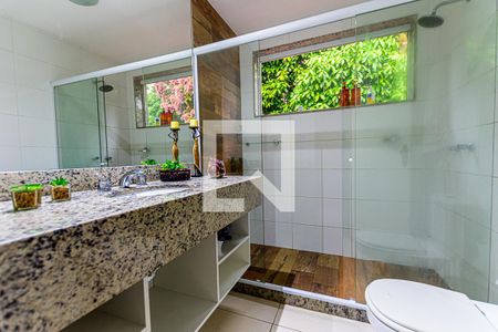 Casa à venda com 228m², 5 quartos e 4 vagas Casa à venda com 228m², 5 quartos e 4 vagasBanheiro da Suite 2