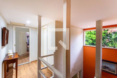 Casa à venda com 228m², 5 quartos e 4 vagas Casa à venda com 228m², 5 quartos e 4 vagascorredor