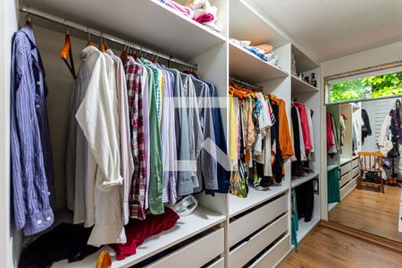 Casa à venda com 228m², 5 quartos e 4 vagas Casa à venda com 228m², 5 quartos e 4 vagasCloset