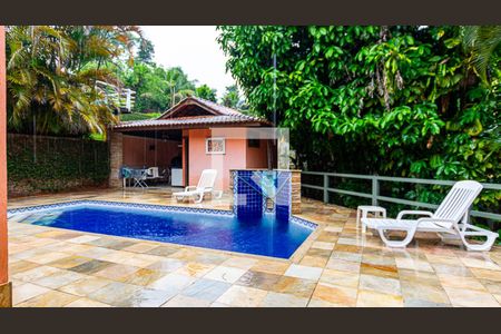 Casa à venda com 228m², 5 quartos e 4 vagas Casa à venda com 228m², 5 quartos e 4 vagasÁrea comum - Piscina