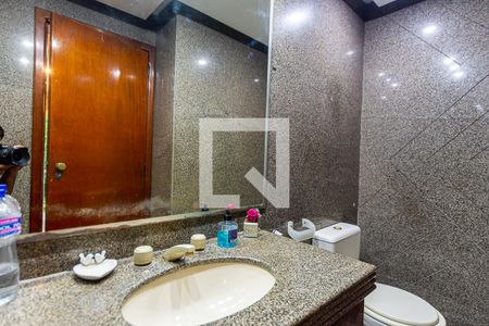 Casa à venda com 228m², 5 quartos e 4 vagas Casa à venda com 228m², 5 quartos e 4 vagasBanheiro da Suite