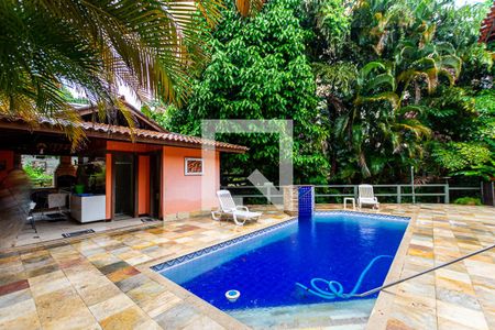 Casa à venda com 228m², 5 quartos e 4 vagas Casa à venda com 228m², 5 quartos e 4 vagasÁrea comum - Piscina