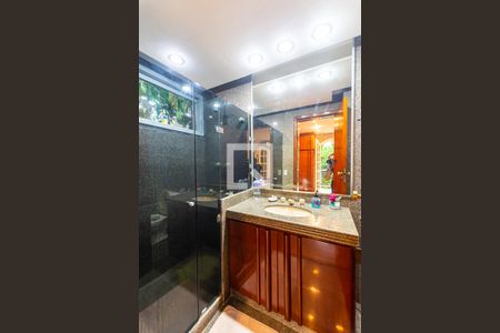 Casa à venda com 228m², 5 quartos e 4 vagas Casa à venda com 228m², 5 quartos e 4 vagasBanheiro da Suite