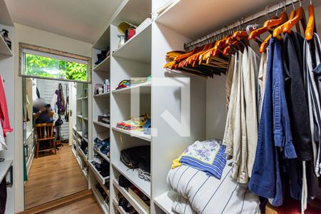 Casa à venda com 228m², 5 quartos e 4 vagas Casa à venda com 228m², 5 quartos e 4 vagasCloset