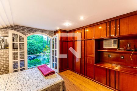 Casa à venda com 228m², 5 quartos e 4 vagas Casa à venda com 228m², 5 quartos e 4 vagasSuite