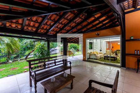 Casa à venda com 228m², 5 quartos e 4 vagas Casa à venda com 228m², 5 quartos e 4 vagasÁrea Externa