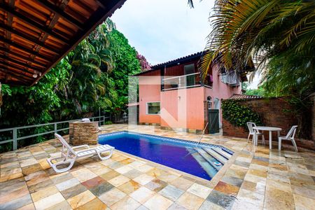 Casa à venda com 228m², 5 quartos e 4 vagas Casa à venda com 228m², 5 quartos e 4 vagasÁrea comum - Piscina