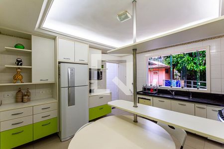 Casa à venda com 228m², 5 quartos e 4 vagas Casa à venda com 228m², 5 quartos e 4 vagasCozinha