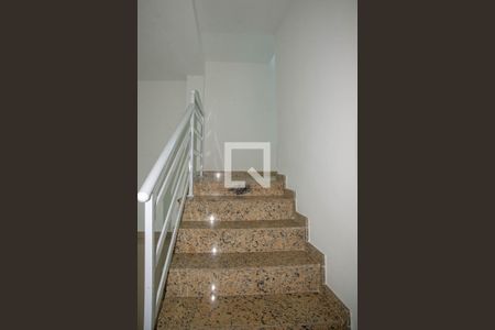 Escada de casa para alugar com 2 quartos, 105m² em Chácaras Arcampo, Duque de Caxias