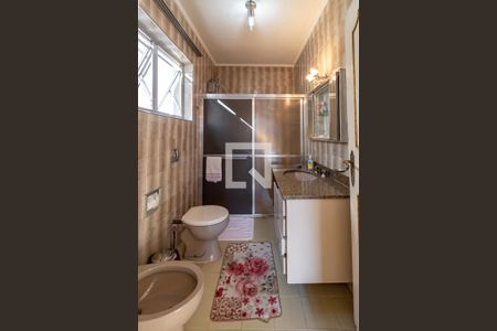 Casa à venda com 290m², 3 quartos e 3 vagasBanheiro 1 da Suíte