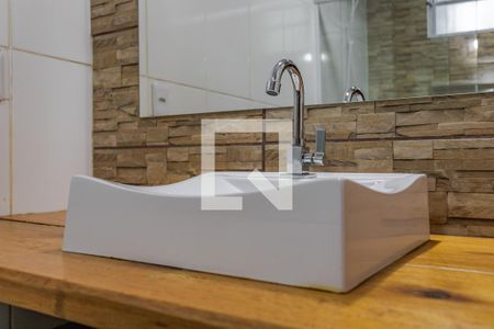 Banheiro de apartamento à venda com 1 quarto, 45m² em Jardim Floresta, Porto Alegre