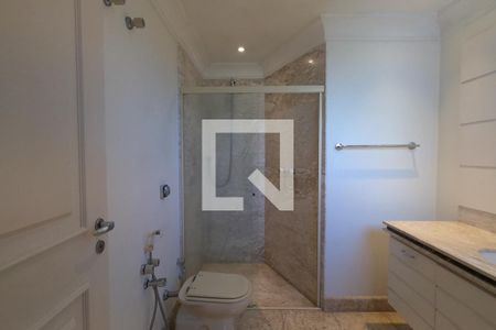 Apartamento à venda com 370m², 4 quartos e 5 vagas Apartamento à venda com 370m², 4 quartos e 5 vagasBanheiro da Suíte