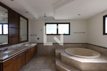 Apartamento à venda com 370m², 4 quartos e 5 vagas Apartamento à venda com 370m², 4 quartos e 5 vagasBanheiro da Suíte 3