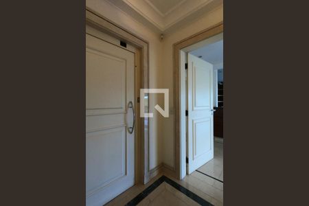 Apartamento à venda com 370m², 4 quartos e 5 vagas Apartamento à venda com 370m², 4 quartos e 5 vagasHall de Elevador