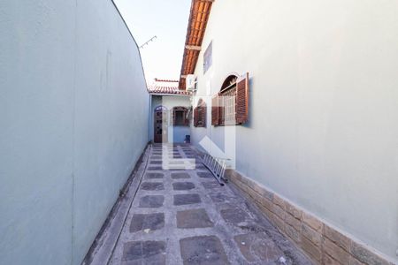 Casa à venda com 180m², 3 quartos e 3 vagas Casa à venda com 180m², 3 quartos e 3 vagasCorredor